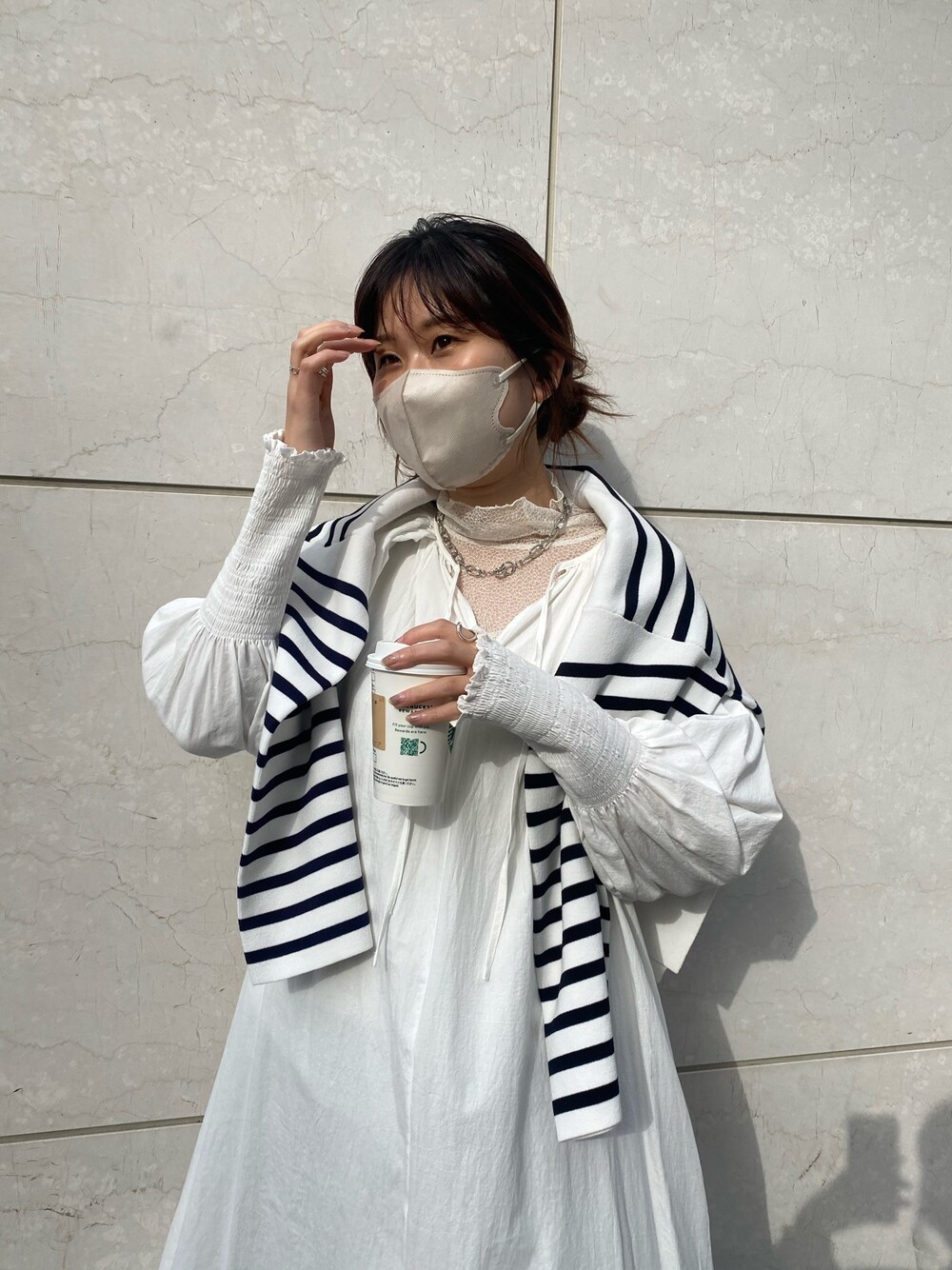 ホワイト系のワンピース、シルバー系のパンプス、ホワイト系のTシャツ/カットソーを着用したレディースの冬コーディネートの3枚目の写真