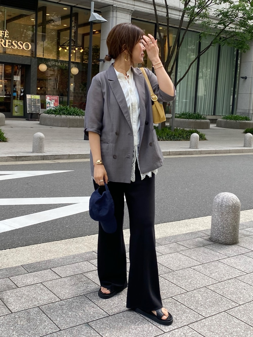 グレー系のテーラードジャケット、ブラック系のその他パンツ、ブラック系のブーツを着用したレディースの春コーディネートの1枚目の写真