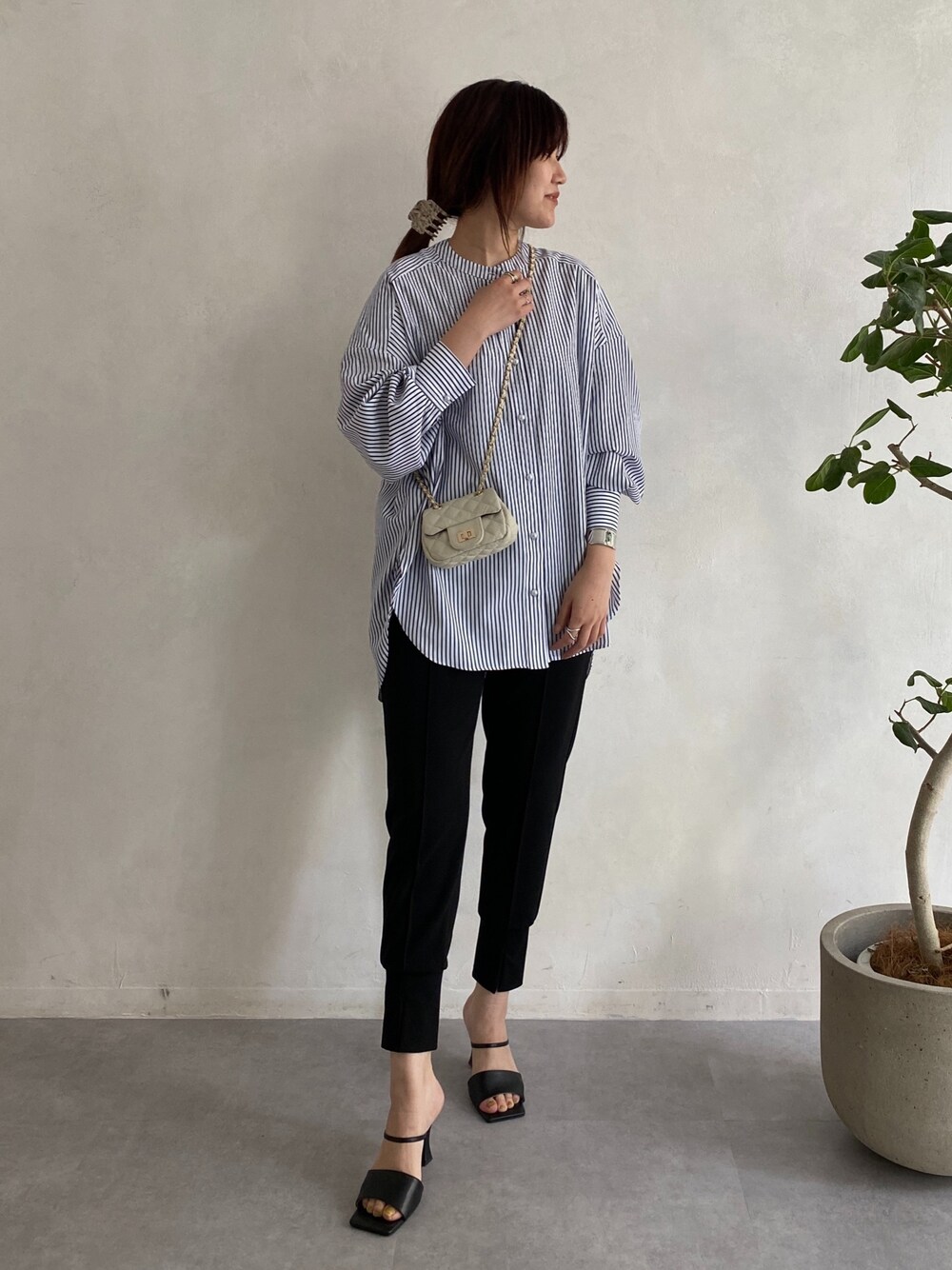 ブルー系のシャツ/ブラウス、ブラック系のその他パンツ、ホワイト系のショルダーバッグを着用したレディースの春コーディネートの5枚目の写真
