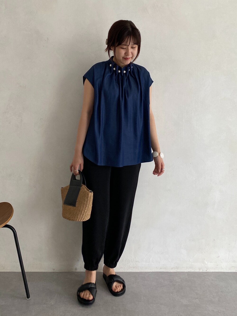 ブルー系のシャツ/ブラウス、ブラック系のその他パンツ、ブラック系のサンダルを着用したレディースの春コーディネートの2枚目の写真