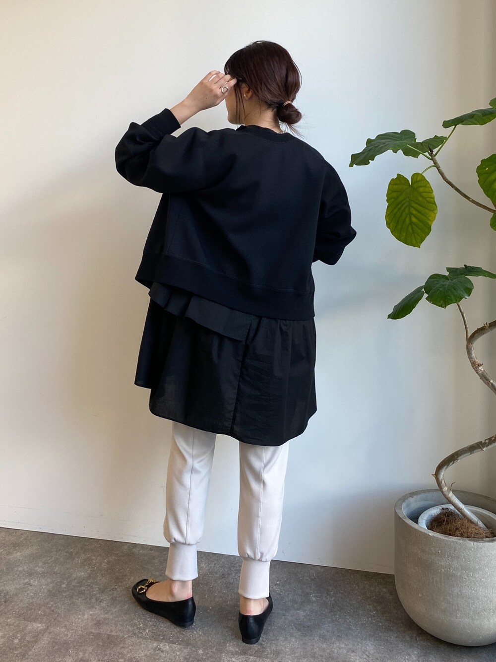ブラック系のカーディガン/ボレロ、ブラック系のシャツ/ブラウス、ベージュ系のその他パンツを着用したレディースの春コーディネートの3枚目の写真
