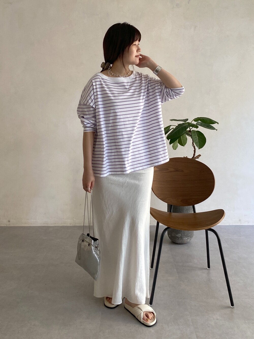 パープル系のTシャツ/カットソー、ホワイト系のスカート、ホワイト系のその他シューズを着用したレディースの春コーディネートの5枚目の写真