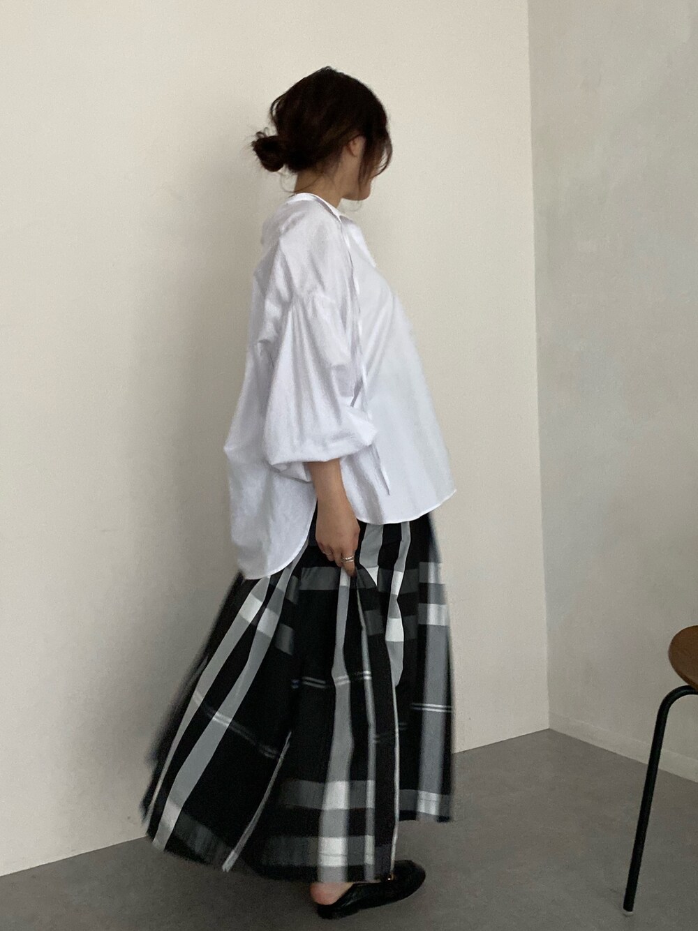 ホワイト系のシャツ/ブラウス、ブラック系のスカート、ブラック系のその他シューズを着用したレディースの春コーディネートの3枚目の写真