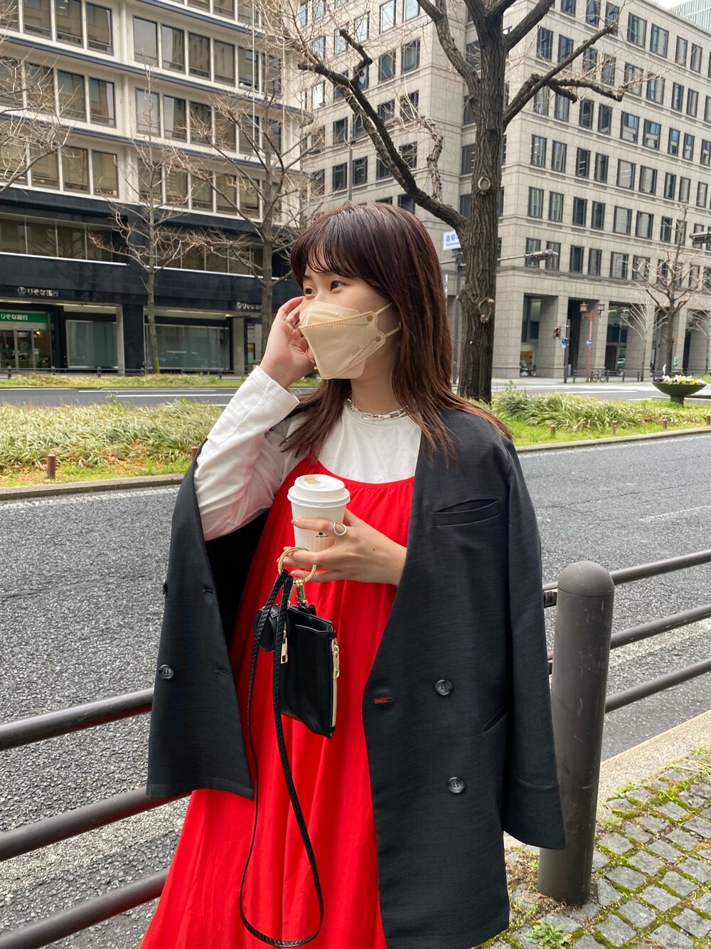 グレー系のノーカラージャケット、レッド系のワンピース/ドレス、ホワイト系のTシャツ/カットソーを着用したレディースの春コーディネートの3枚目の写真