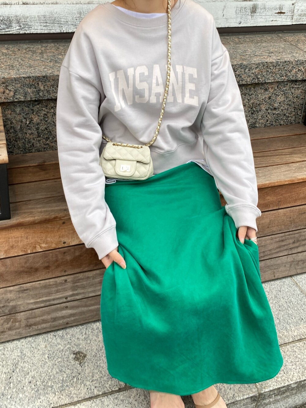 グレー系のTシャツ/カットソー、ベージュ系のTシャツ/カットソー、ホワイト系のショルダーバッグを着用したレディースの春コーディネートの5枚目の写真