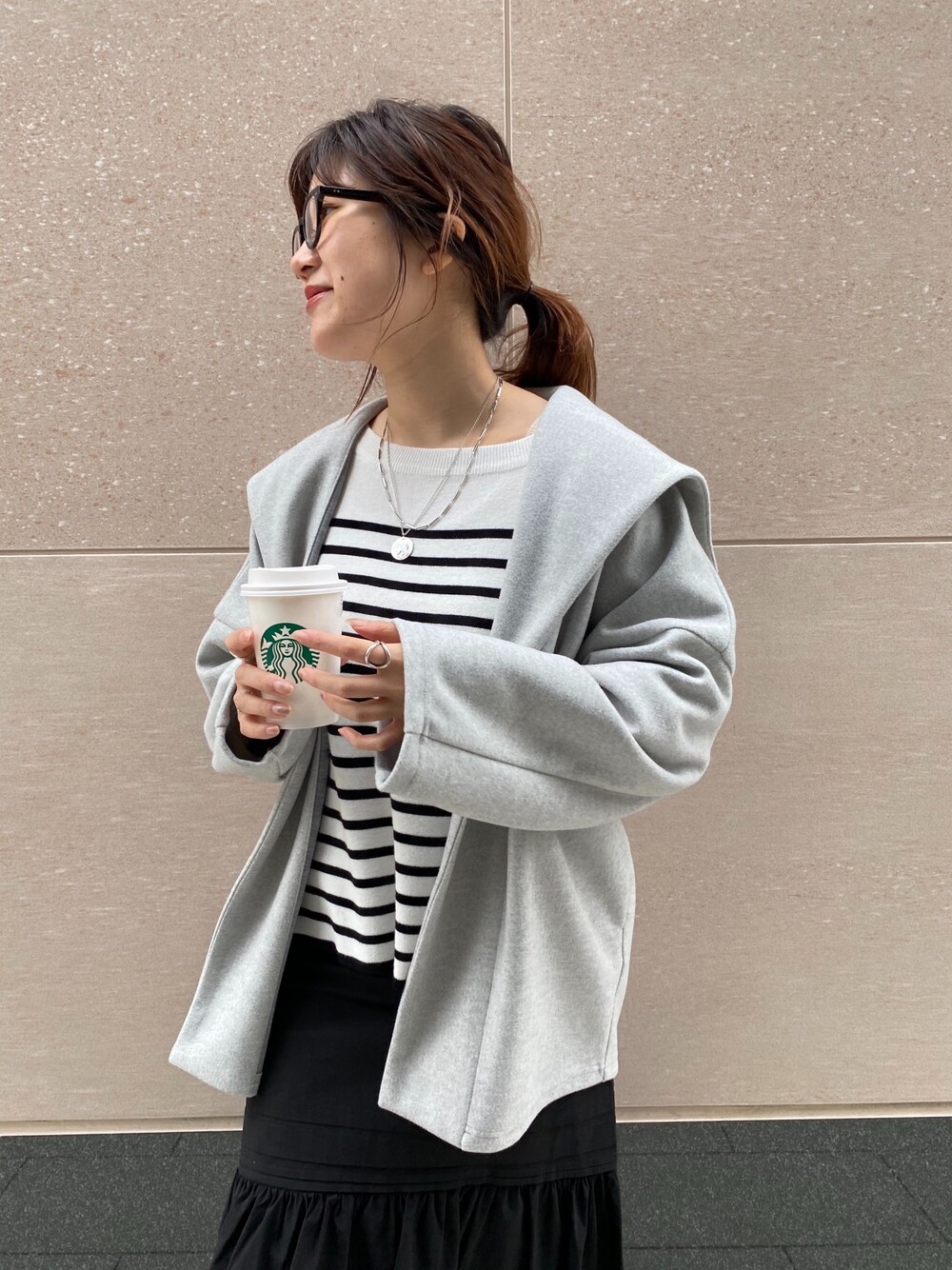 グレー系のその他アウター、ブラック系のニット/セーター、ブラック系のスカートを着用したレディースの冬コーディネートの5枚目の写真