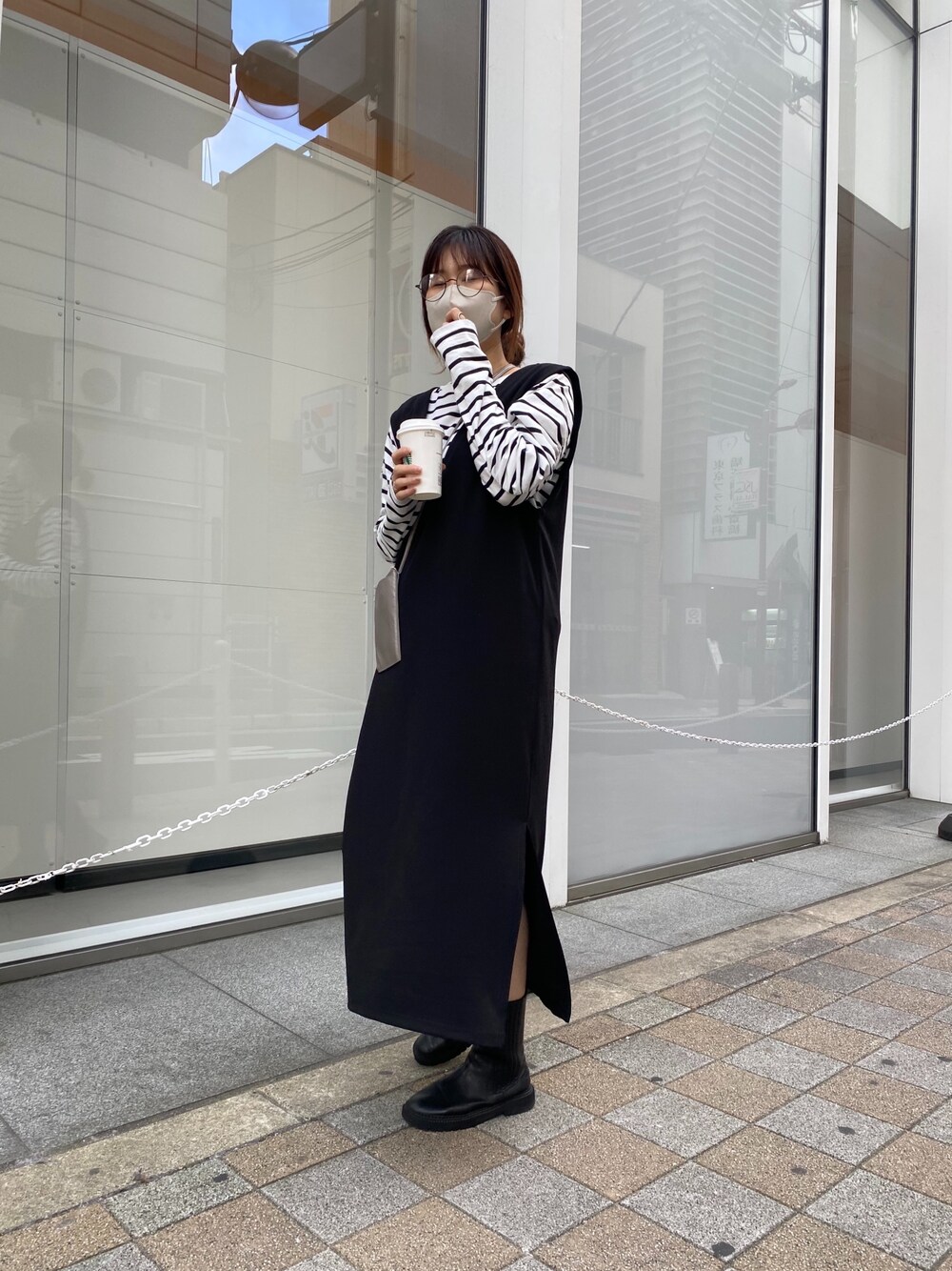 ブラック系のワンピース、その他のTシャツ/カットソー、ゴールド系のメガネを着用したレディースの冬コーディネートの4枚目の写真