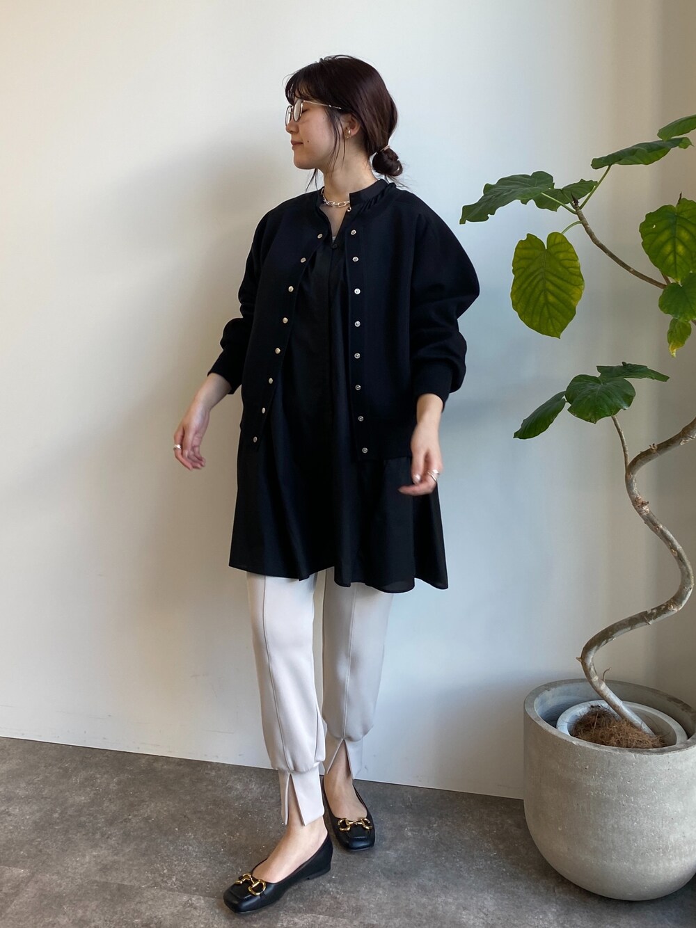 ブラック系のカーディガン/ボレロ、ブラック系のシャツ/ブラウス、ベージュ系のその他パンツを着用したレディースの春コーディネートの4枚目の写真