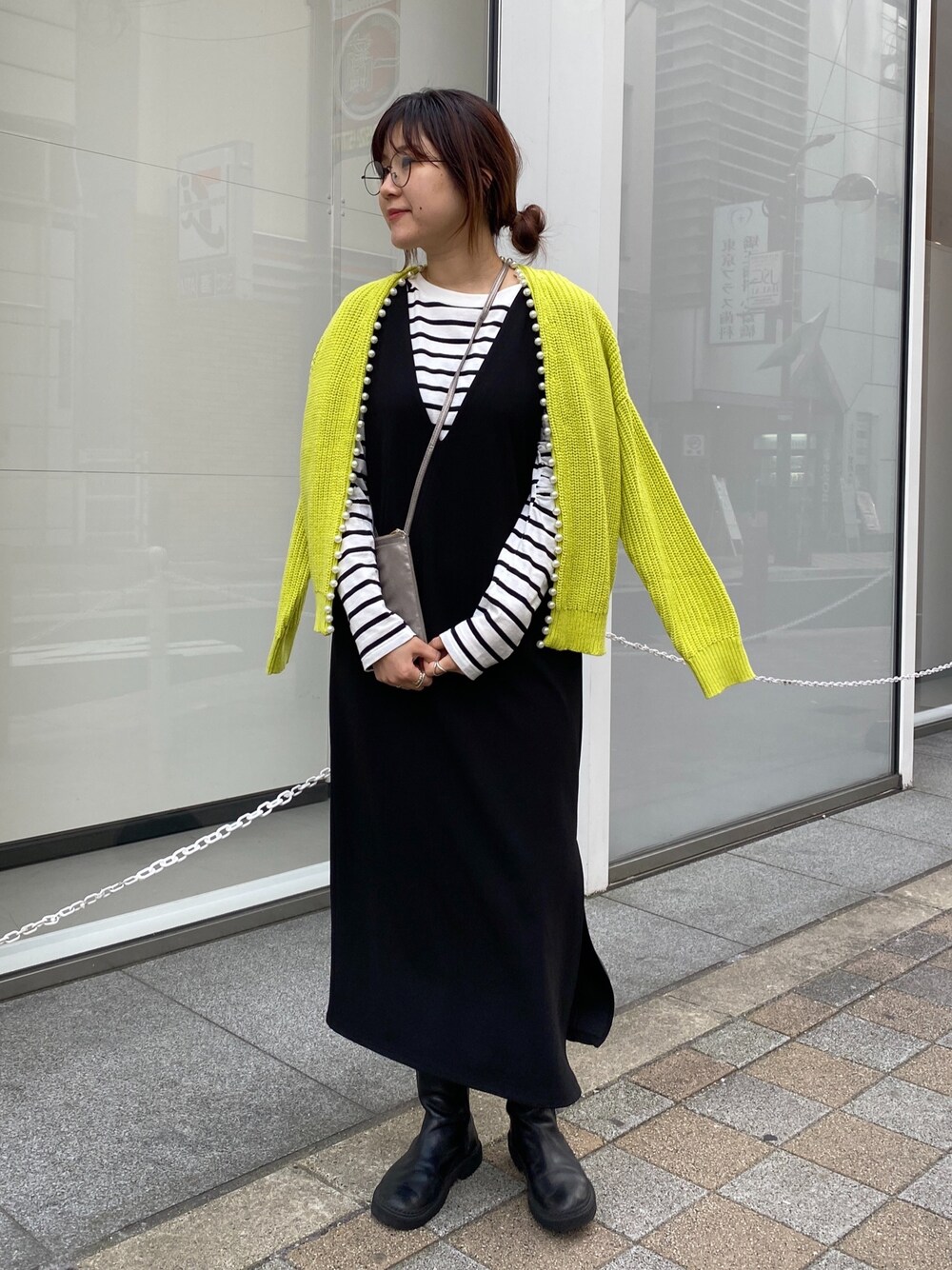 グリーン系のカーディガン/ボレロ、その他のショルダーバッグ、その他のTシャツ/カットソーを着用したレディースの冬コーディネートの4枚目の写真