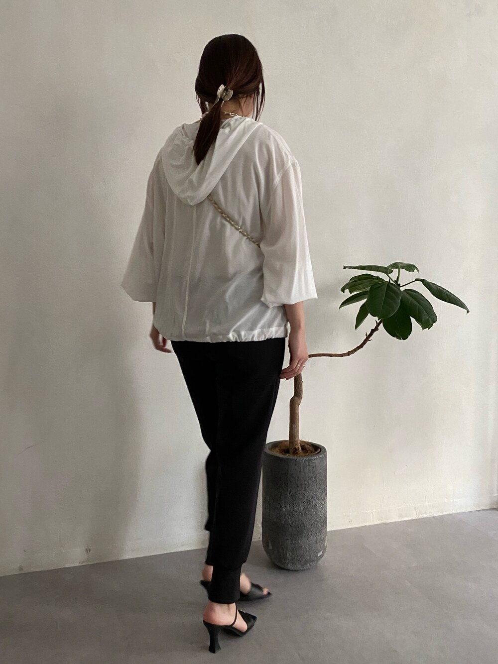 ホワイト系のシャツ/ブラウス、ホワイト系のショルダーバッグ、ブラック系のその他パンツを着用したレディースの春コーディネートの2枚目の写真