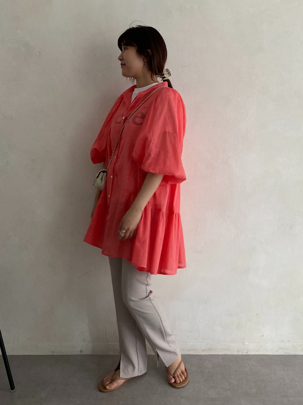 ピンク系のシャツ/ブラウス、ホワイト系のTシャツ/カットソー、ベージュ系のその他パンツを着用したレディースの春コーディネートの3枚目の写真