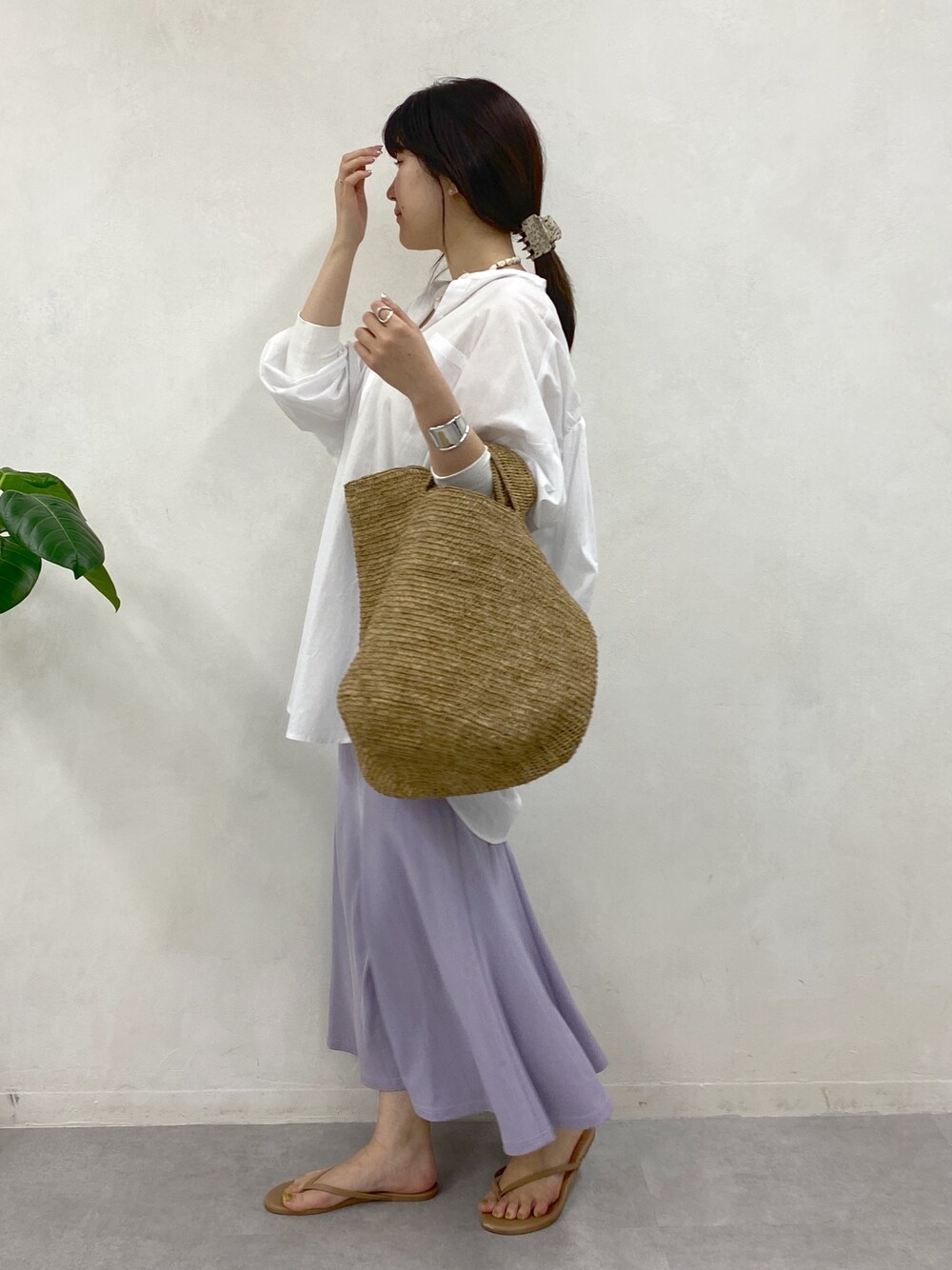 ホワイト系のシャツ/ブラウス、パープル系のスカートを着用したレディースの春コーディネートの5枚目の写真