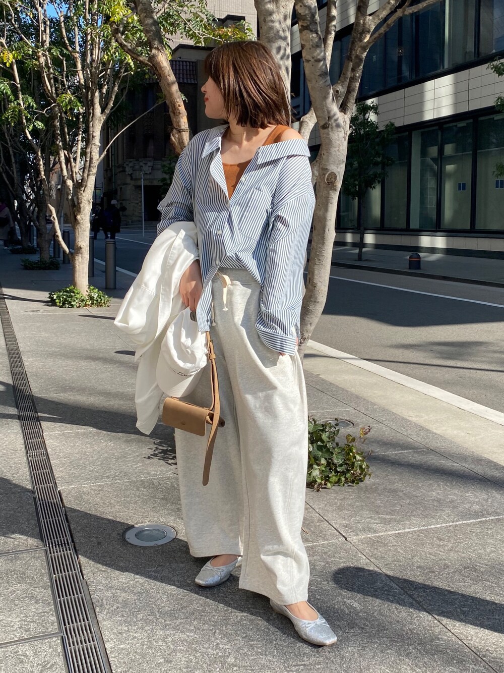 グリーン系のシャツ/ブラウス、ブラウン系のタンクトップ、ベージュ系のその他パンツを着用したレディースの春コーディネートの1枚目の写真