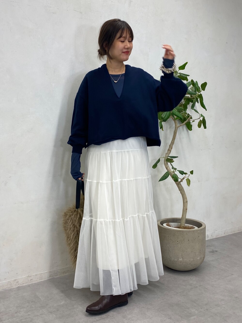 ブルー系のTシャツ/カットソー、ブルー系のTシャツ/カットソー、ホワイト系のスカートを着用したレディースの冬コーディネートの1枚目の写真