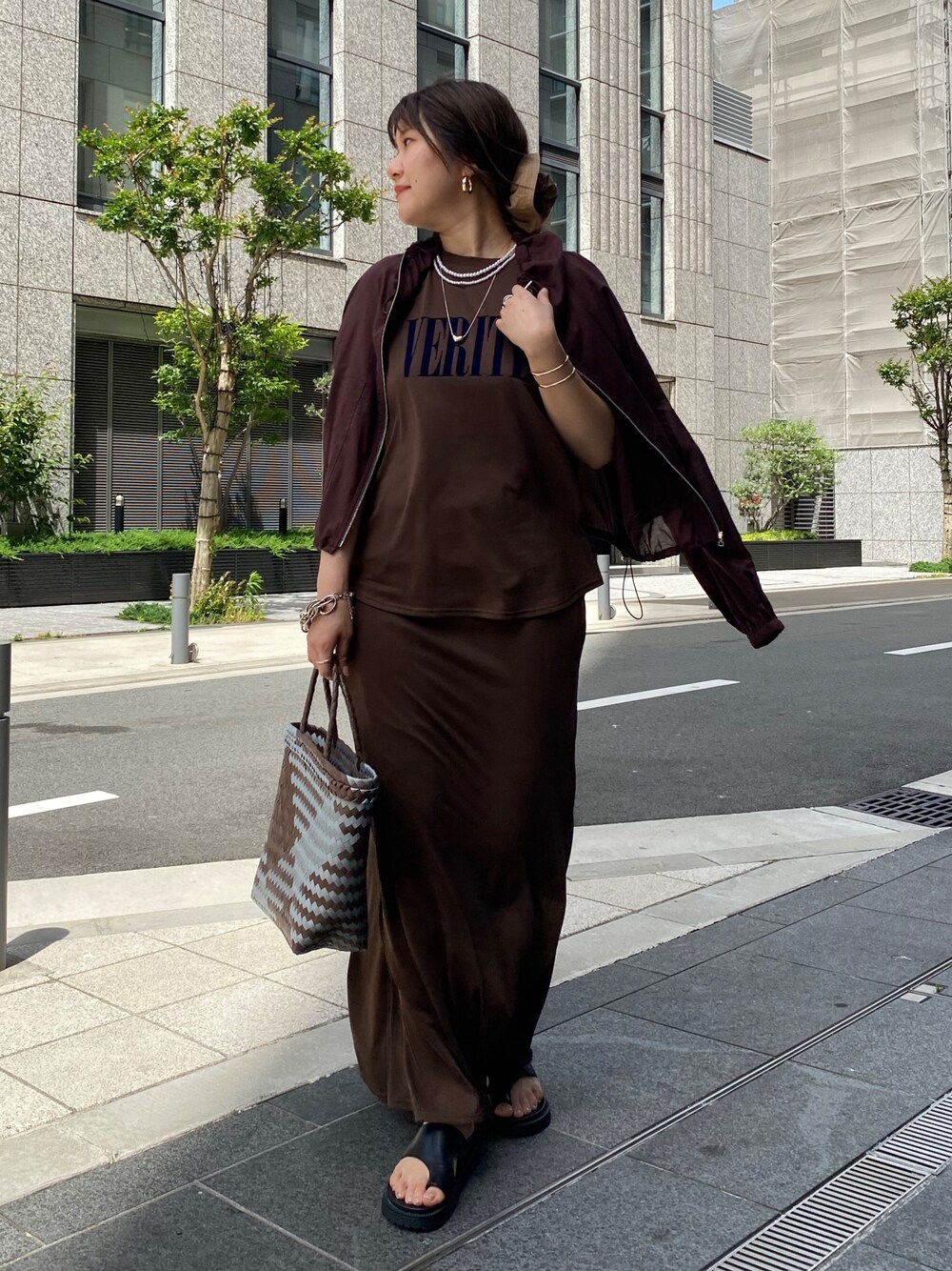 ブラウン系のスカート、ブラウン系のTシャツ/カットソー、ブラウン系のショルダーバッグを着用したレディースの夏コーディネートの1枚目の写真