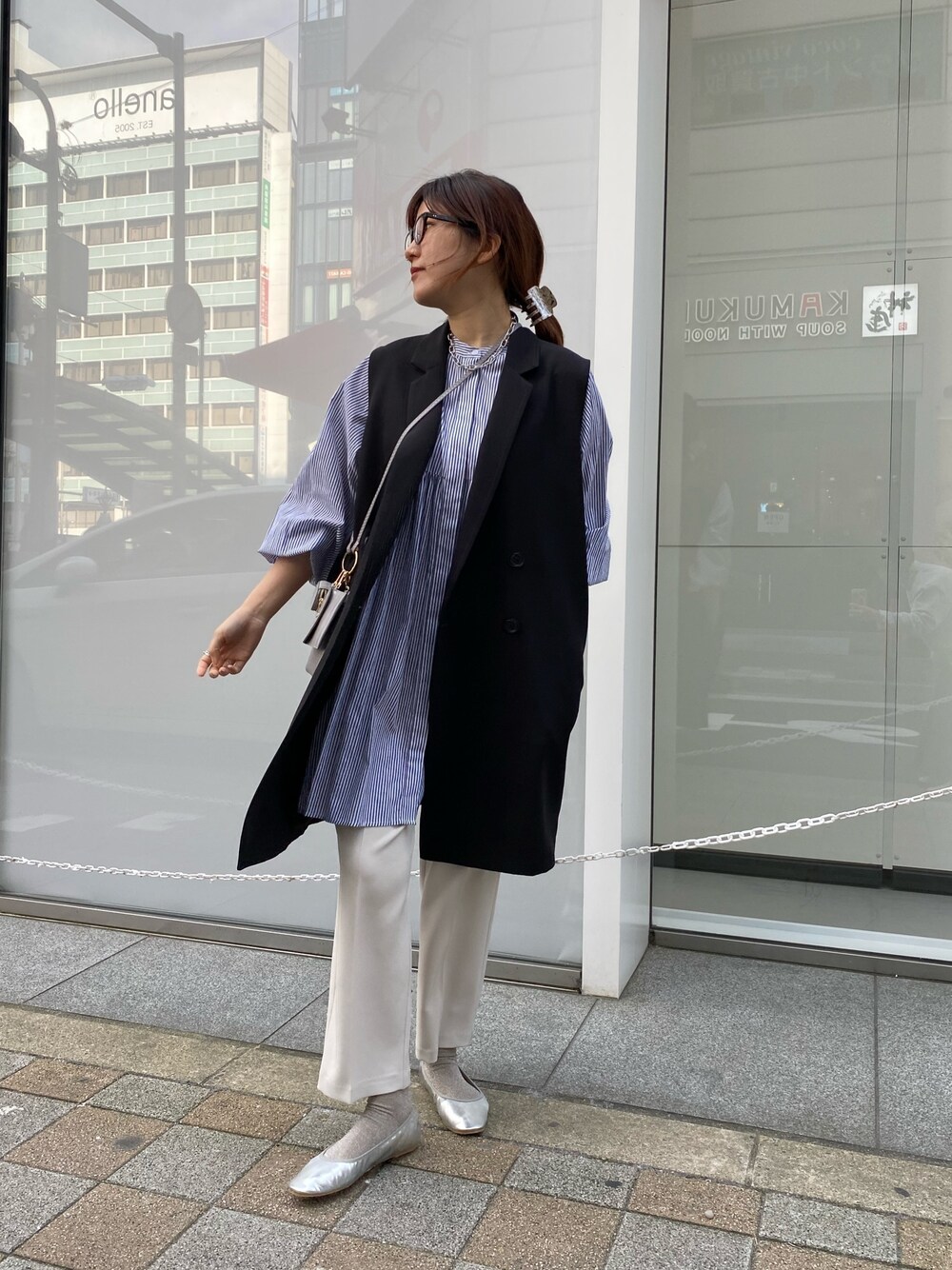 ブラック系のベスト、ベージュ系のその他パンツ、シルバー系のパンプスを着用したレディースの冬コーディネートの2枚目の写真