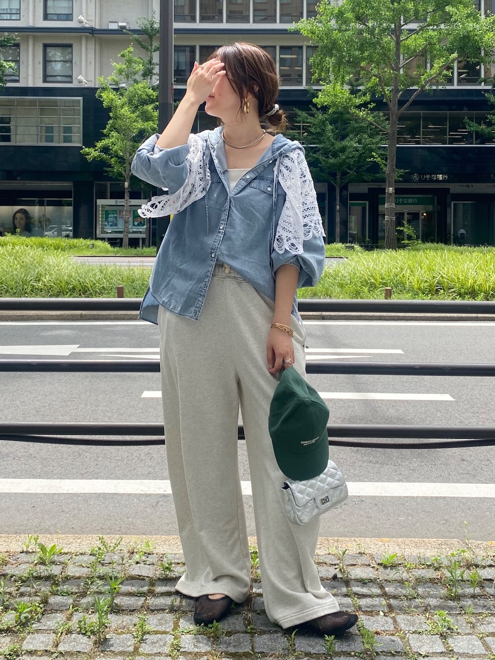 ブルー系のシャツ/ブラウス、ホワイト系のタンクトップ、ベージュ系のその他パンツを着用したレディースの夏コーディネートの1枚目の写真