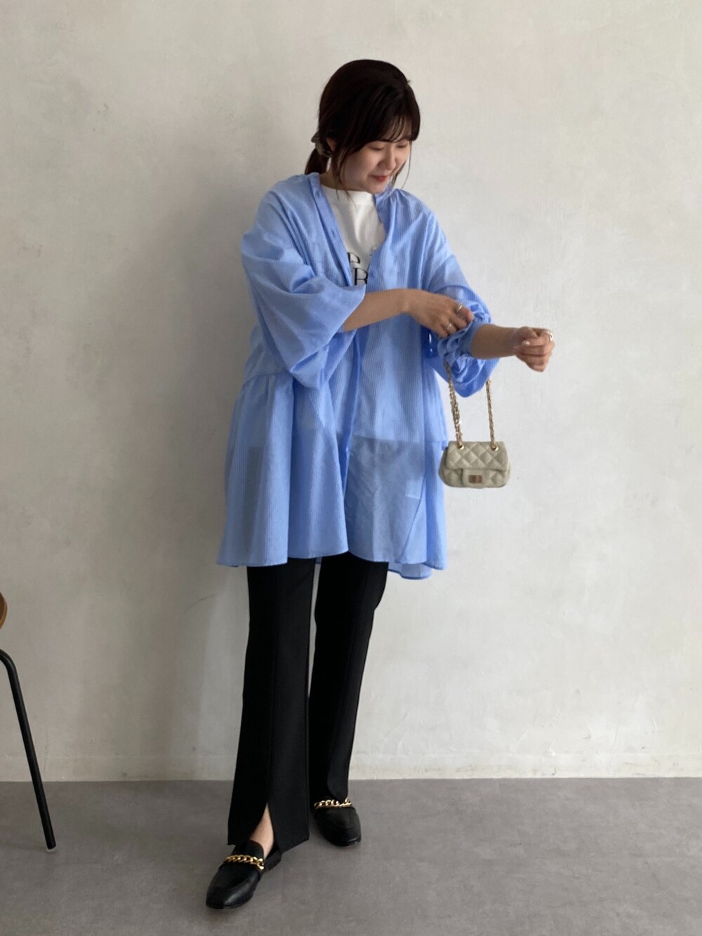 ホワイト系のTシャツ/カットソー、ブルー系のシャツ/ブラウス、ブラック系のその他パンツを着用したレディースの春コーディネートの3枚目の写真