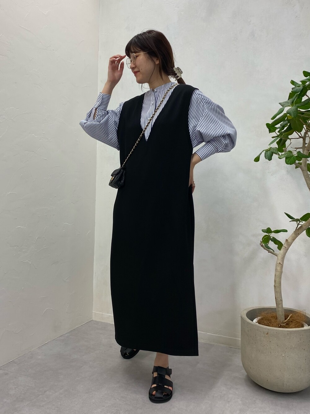 ブルー系のシャツ/ブラウス、ブラック系のショルダーバッグ、ブラック系のワンピースを着用したレディースの春コーディネートの3枚目の写真