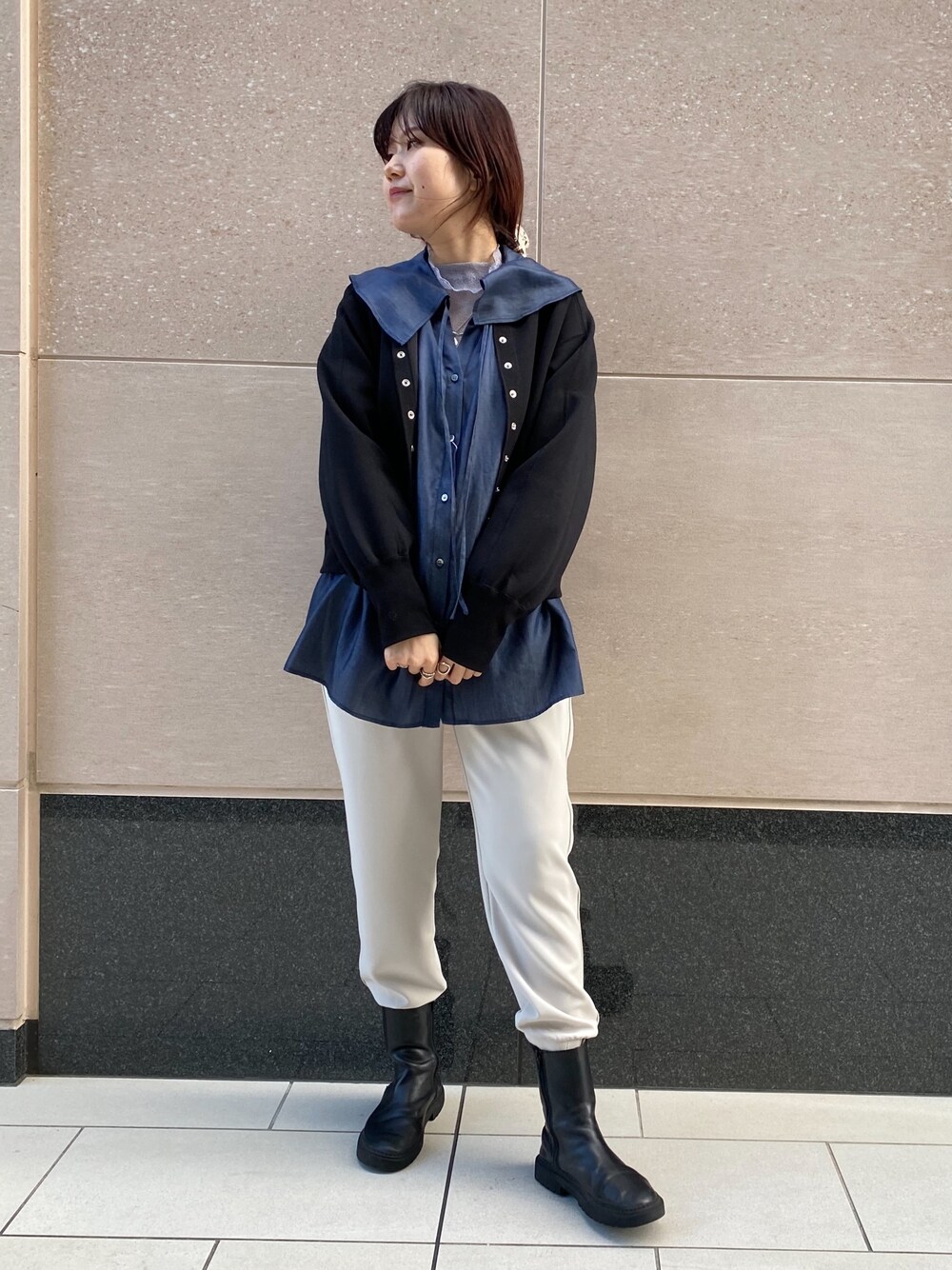 ブラック系のカーディガン/ボレロ、ブルー系のシャツ/ブラウス、グレー系のTシャツ/カットソーを着用したレディースの冬コーディネートの3枚目の写真