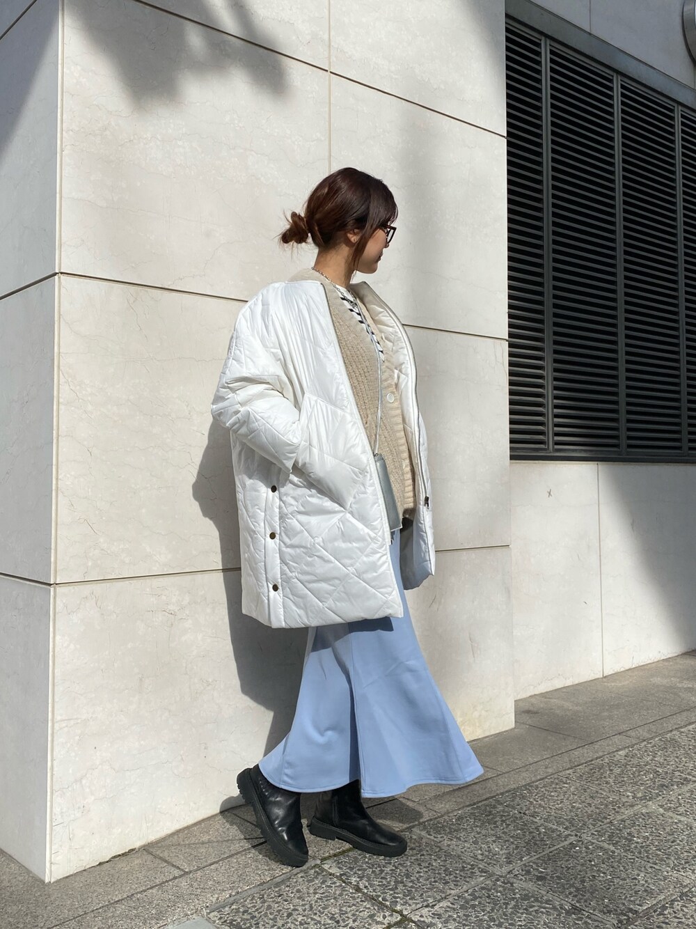 ホワイト系のその他アウター、ベージュ系のカーディガン/ボレロ、ホワイト系のTシャツ/カットソーを着用したレディースの冬コーディネートの4枚目の写真
