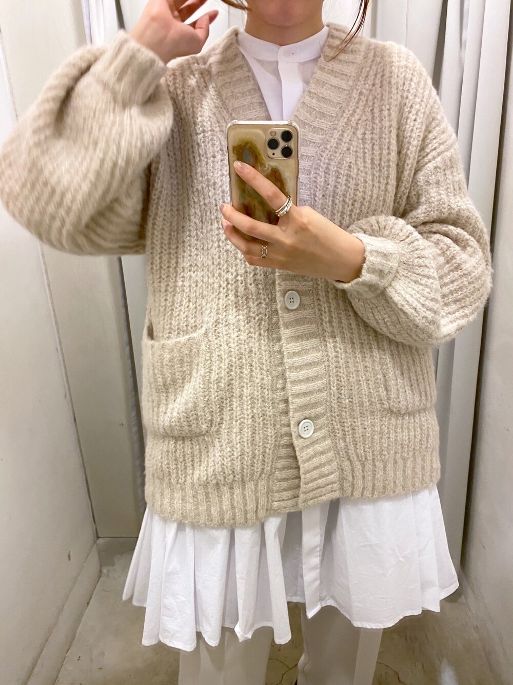 ベージュ系のカーディガン/ボレロ、ホワイト系のシャツ/ブラウス、ベージュ系のその他パンツを着用したレディースの冬コーディネートの4枚目の写真