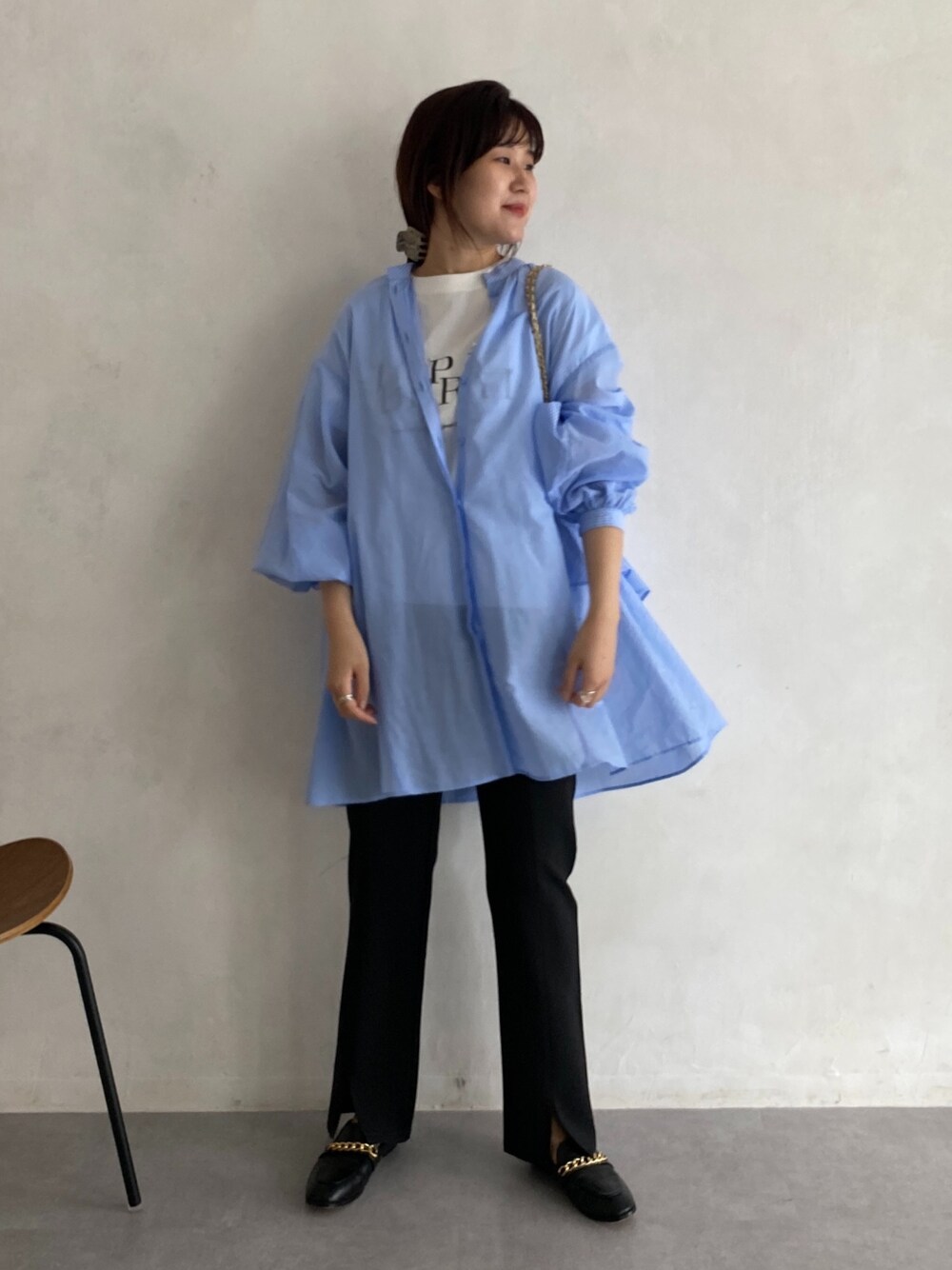 ホワイト系のTシャツ/カットソー、ブルー系のシャツ/ブラウス、ブラック系のその他パンツを着用したレディースの春コーディネートの5枚目の写真