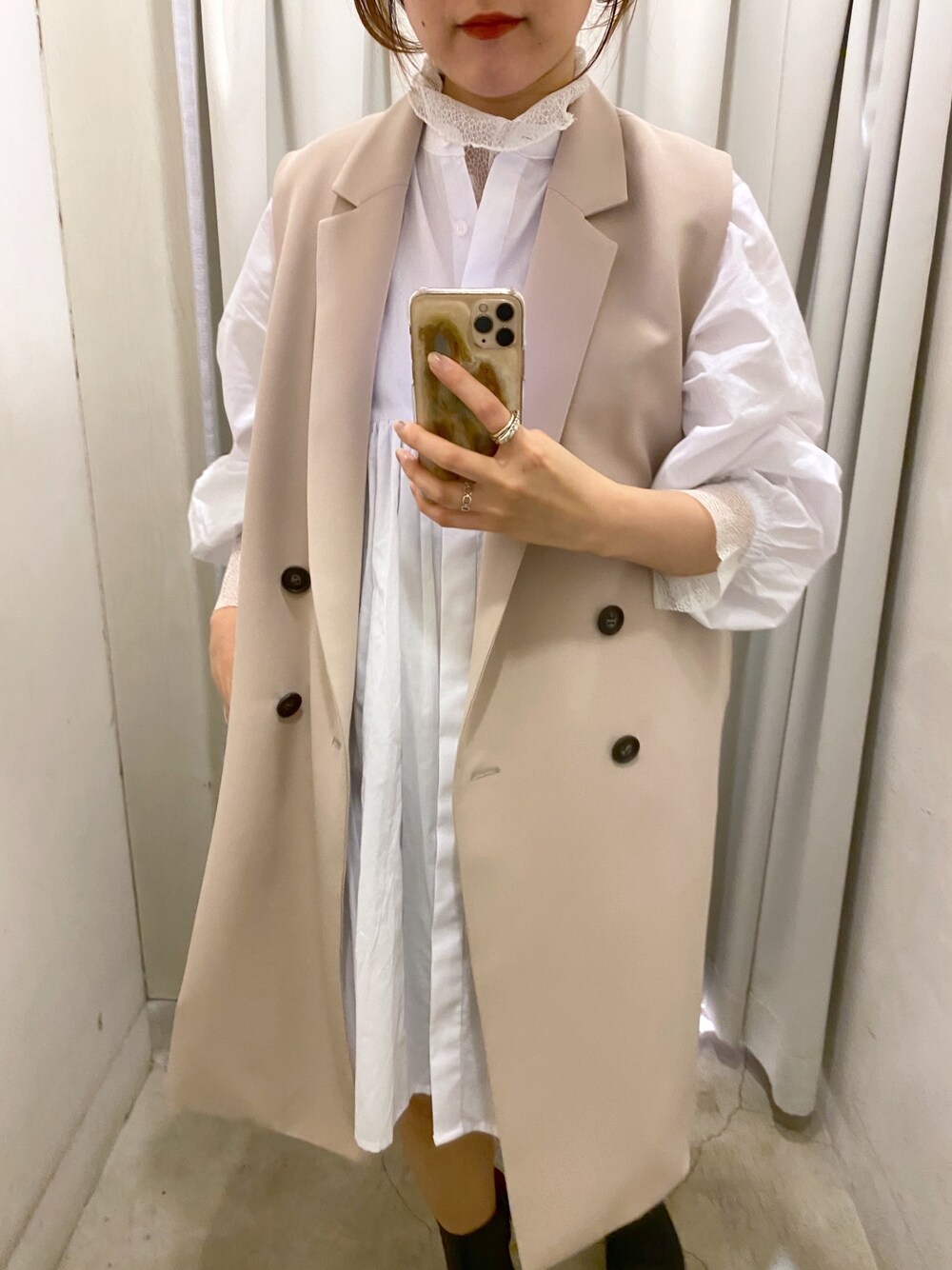 ベージュ系のベスト、ホワイト系のシャツ/ブラウス、ホワイト系のTシャツ/カットソーを着用したレディースの冬コーディネートの2枚目の写真