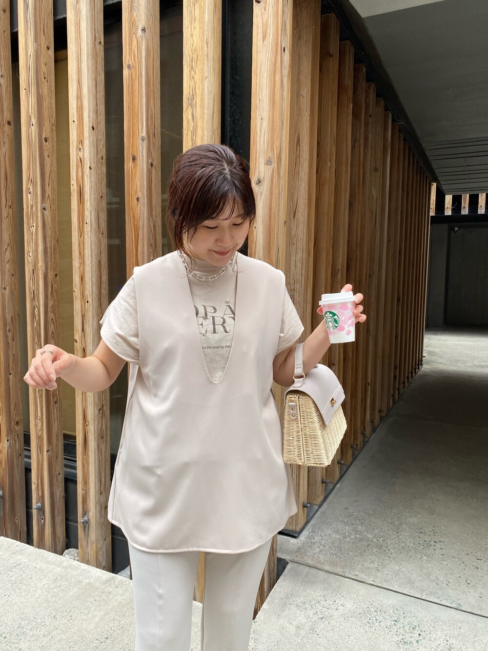 グレー系のニット/セーターを着用したレディースの春コーディネートの4枚目の写真