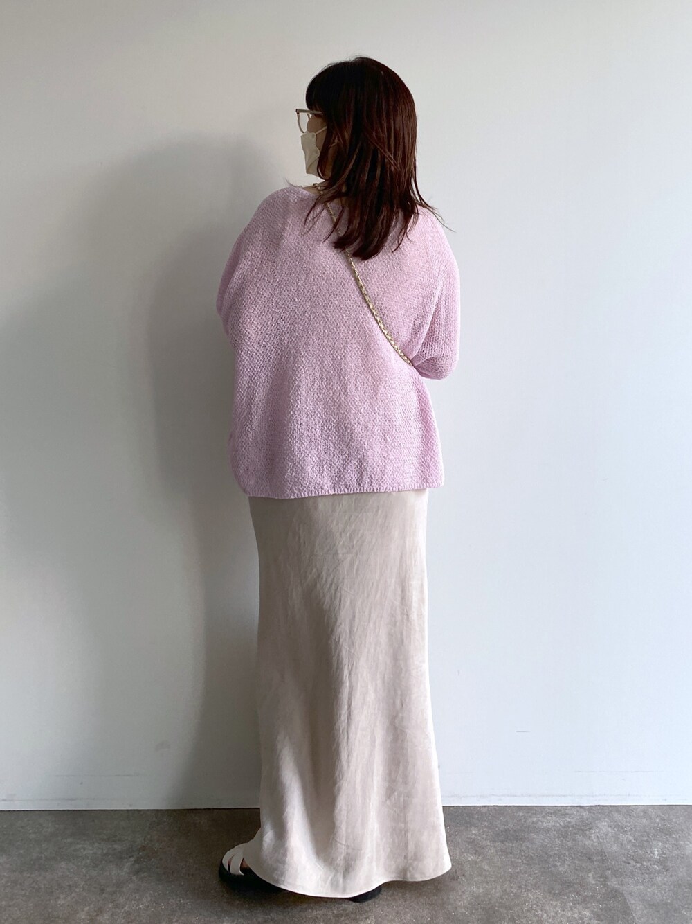 ピンク系のニット/セーター、ブルー系のシャツ/ブラウス、ベージュ系のスカートを着用したレディースの春コーディネートの4枚目の写真