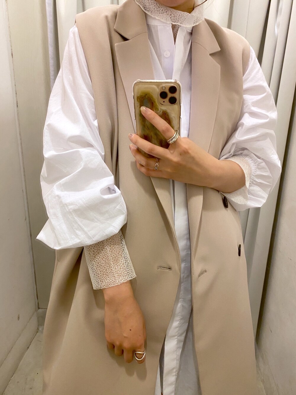 ベージュ系のベスト、ホワイト系のシャツ/ブラウス、ホワイト系のTシャツ/カットソーを着用したレディースの冬コーディネートの4枚目の写真