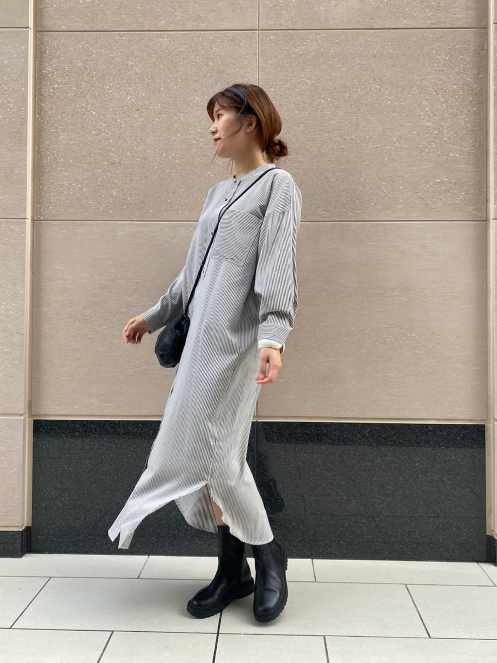 ホワイト系のワンピース、ブラック系のバッグ、ブラック系のブーツを着用したレディースの秋コーディネートの1枚目の写真