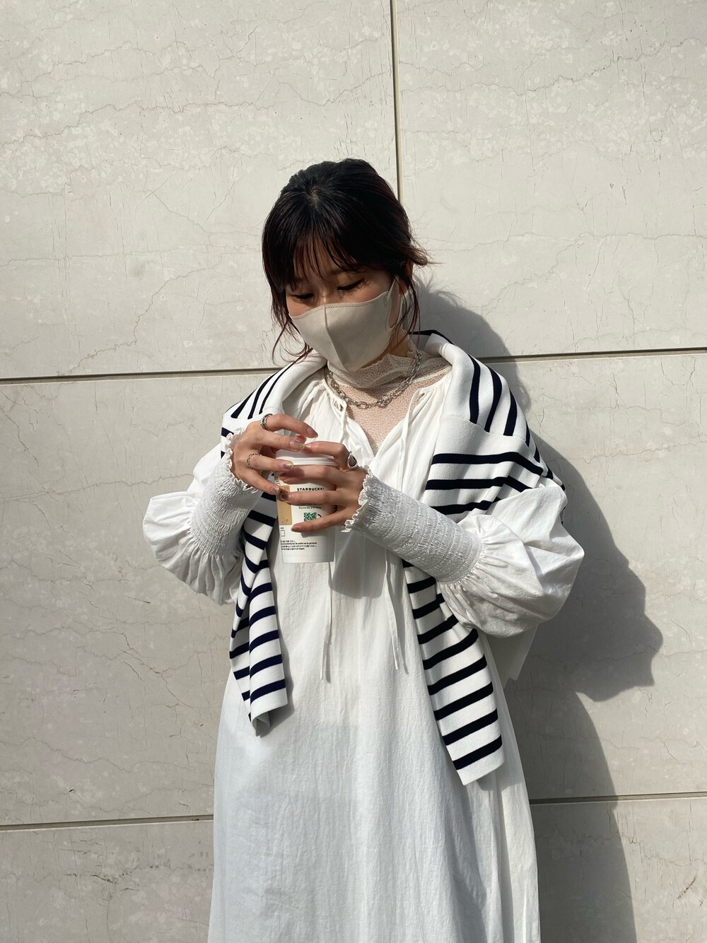 ホワイト系のワンピース、シルバー系のパンプス、ホワイト系のTシャツ/カットソーを着用したレディースの冬コーディネートの4枚目の写真