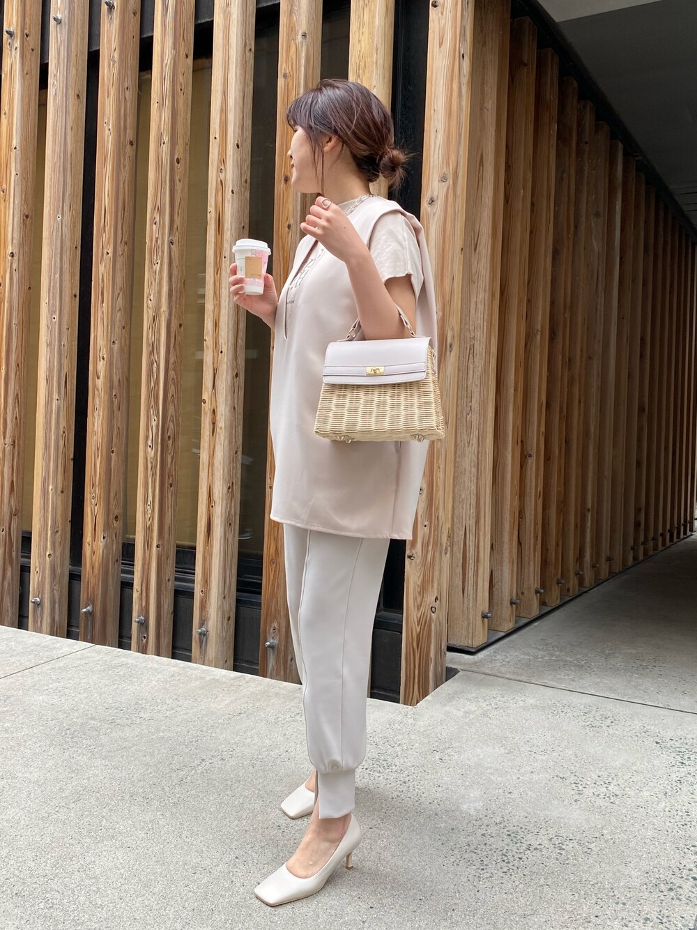 グレー系のニット/セーターを着用したレディースの春コーディネートの2枚目の写真