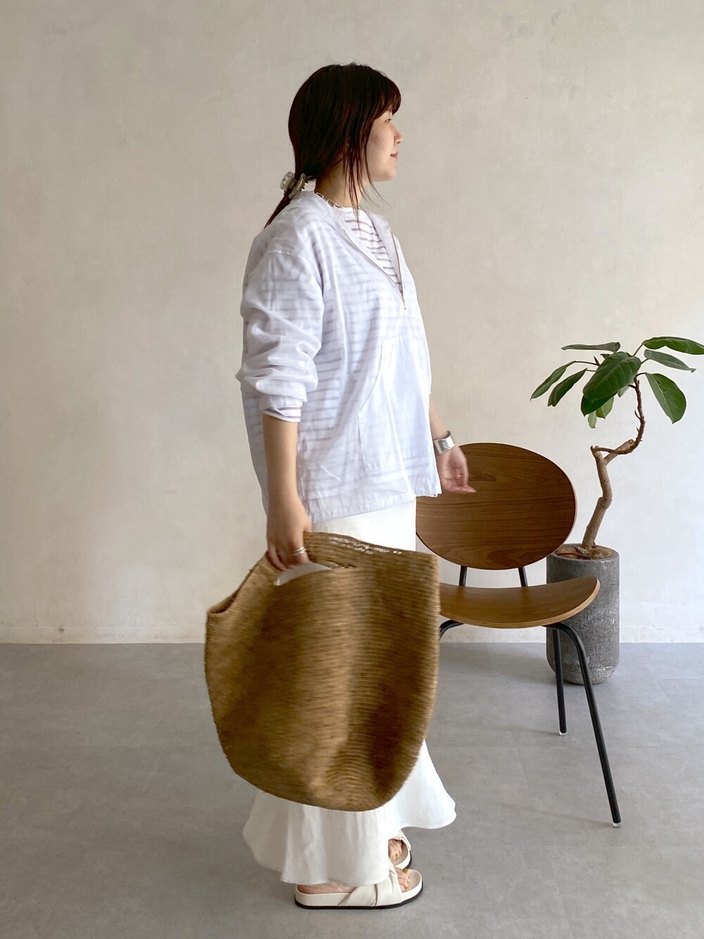 ホワイト系のシャツ/ブラウス、パープル系のTシャツ/カットソー、ホワイト系のスカートを着用したレディースの春コーディネートの4枚目の写真