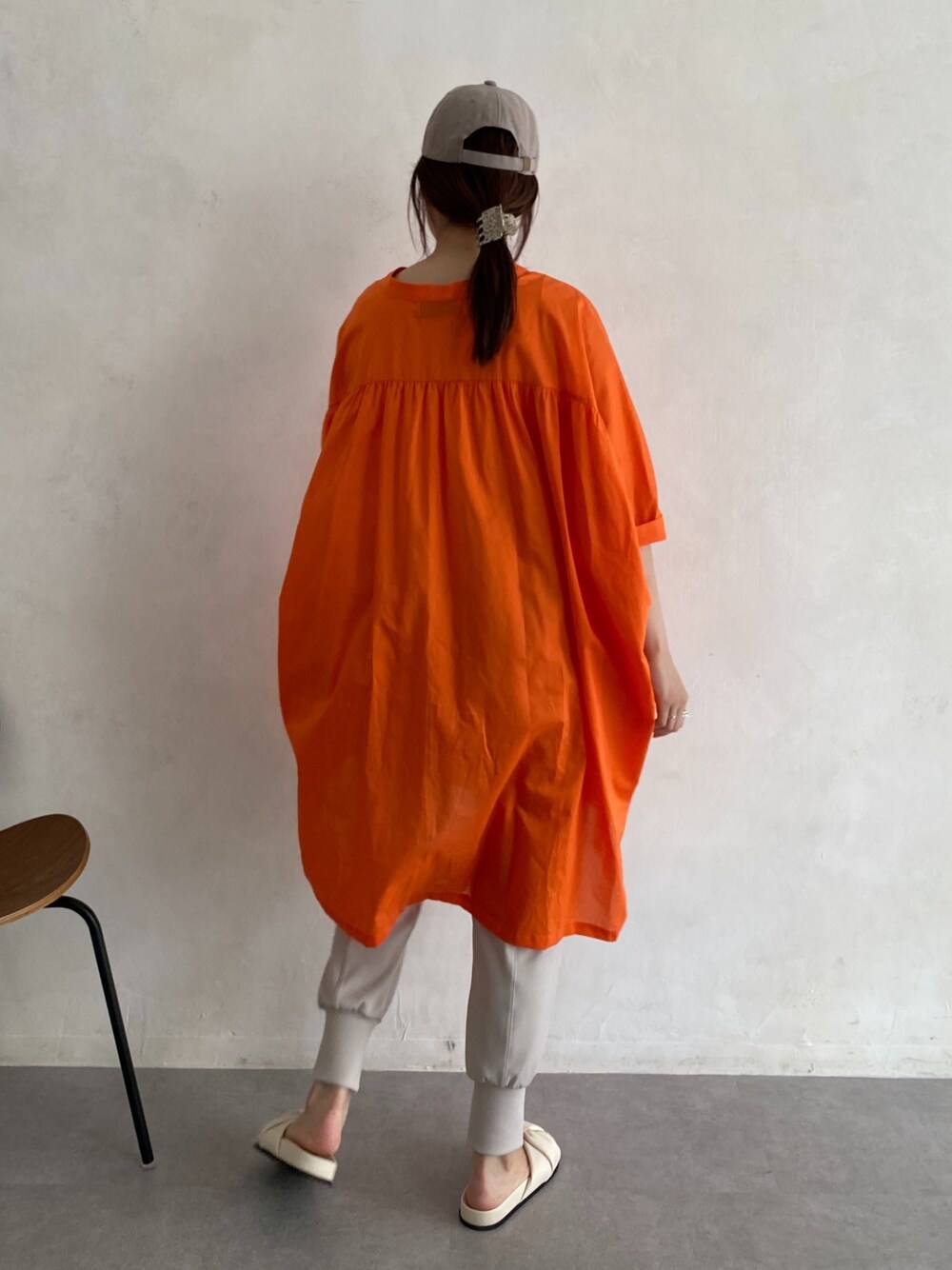 オレンジ系のシャツ/ブラウス、ベージュ系のその他パンツ、ホワイト系のその他シューズを着用したレディースの春コーディネートの4枚目の写真