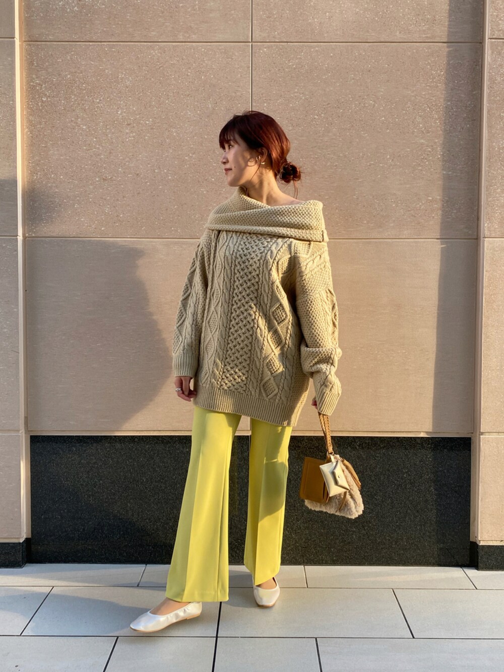 ベージュ系のニット/セーター、イエロー系のその他パンツ、ホワイト系のパンプスを着用したレディースの秋コーディネートの1枚目の写真