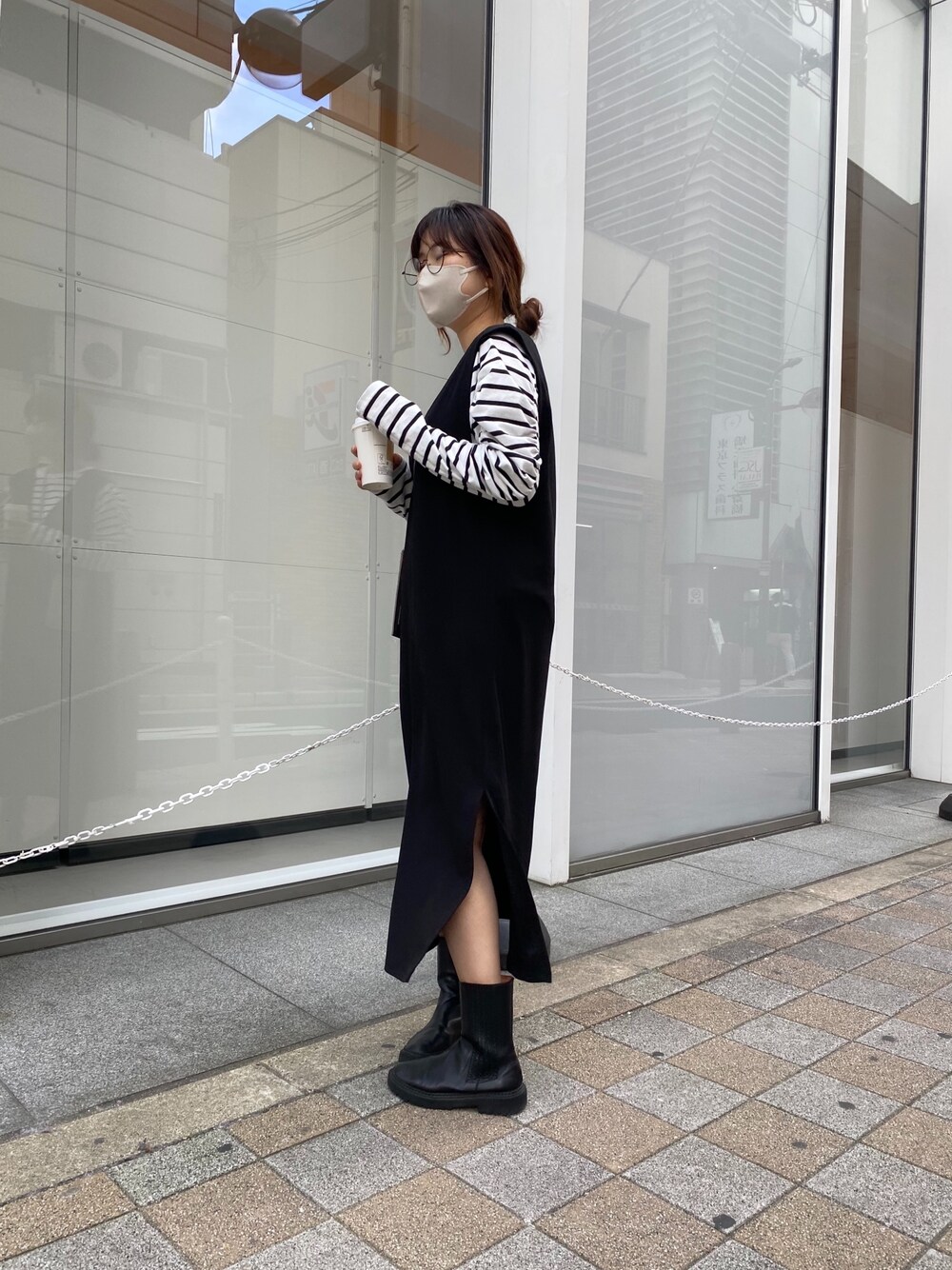 ブラック系のワンピース、その他のTシャツ/カットソー、ゴールド系のメガネを着用したレディースの冬コーディネートの3枚目の写真