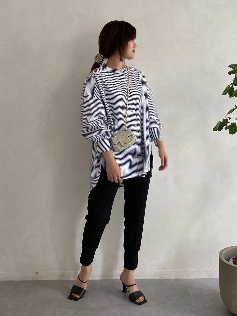 ブルー系のシャツ/ブラウス、ブラック系のその他パンツ、ホワイト系のショルダーバッグを着用したレディースの春コーディネートの3枚目の写真