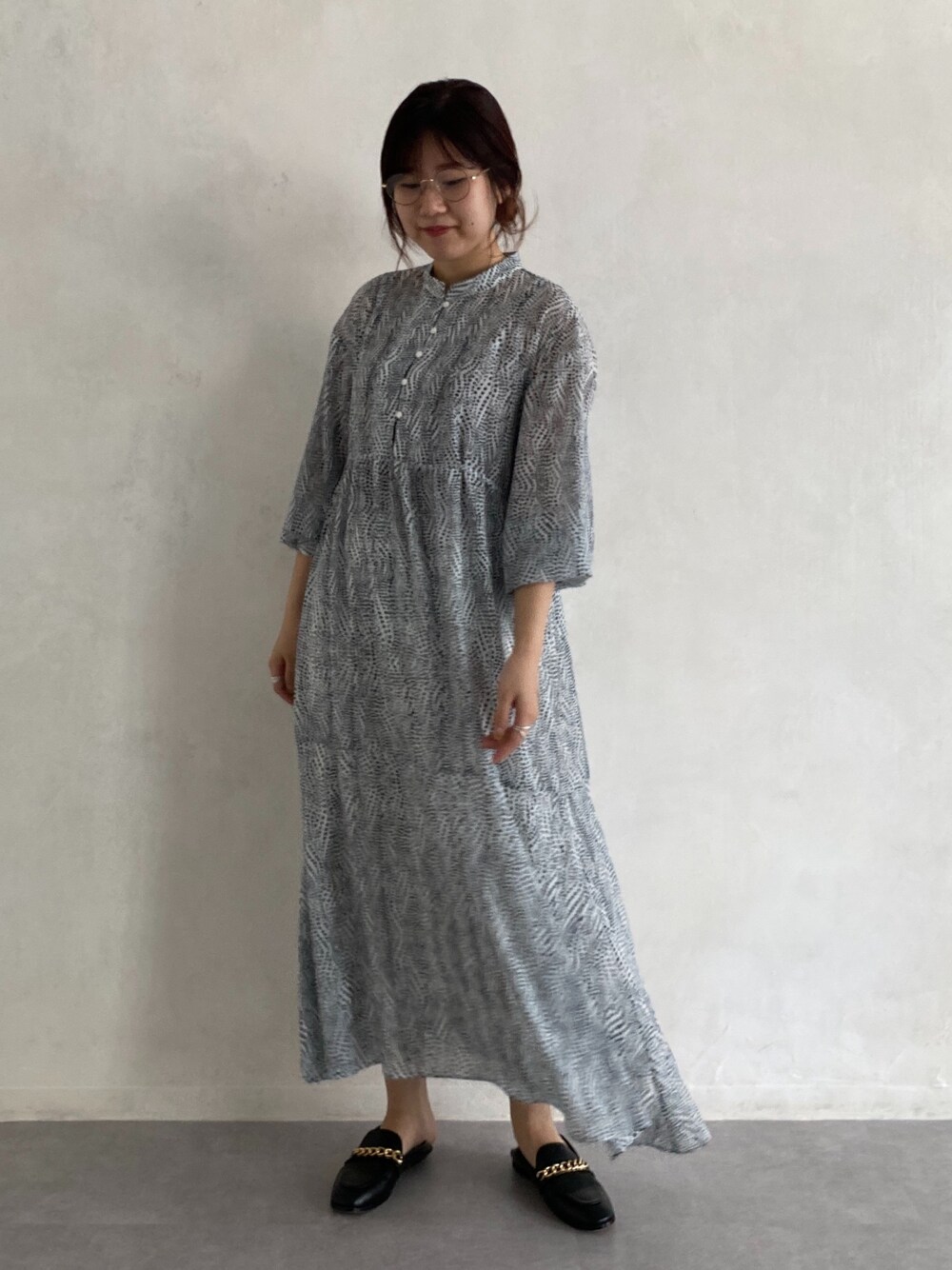 ホワイト系のワンピース、ブラック系のその他シューズ、ゴールド系のメガネを着用したレディースの春コーディネートの5枚目の写真