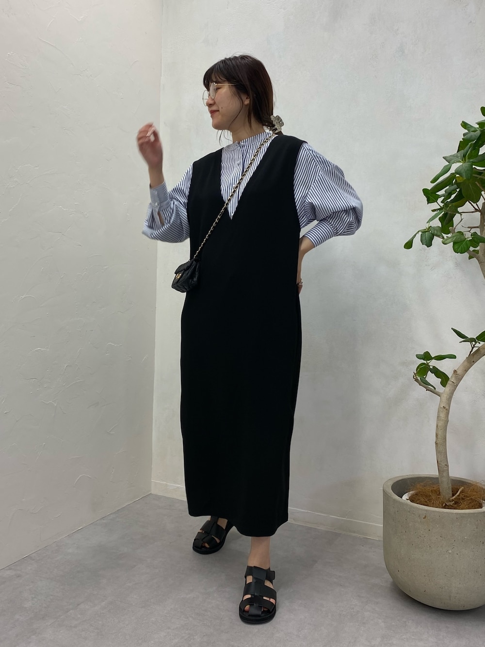 ブルー系のシャツ/ブラウス、ブラック系のショルダーバッグ、ブラック系のワンピースを着用したレディースの春コーディネートの2枚目の写真