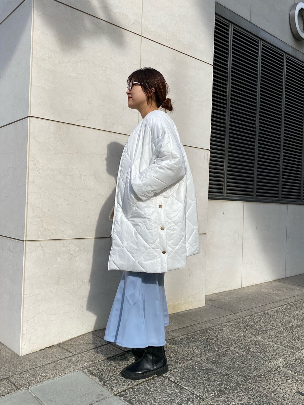 ホワイト系のその他アウター、ベージュ系のカーディガン/ボレロ、ホワイト系のTシャツ/カットソーを着用したレディースの冬コーディネートの5枚目の写真