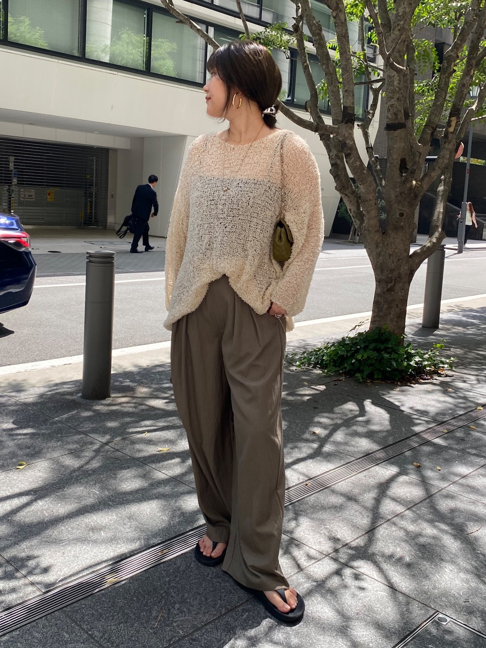 ベージュ系のニット/セーター、ベージュ系のその他パンツを着用したレディースの夏コーディネートの1枚目の写真