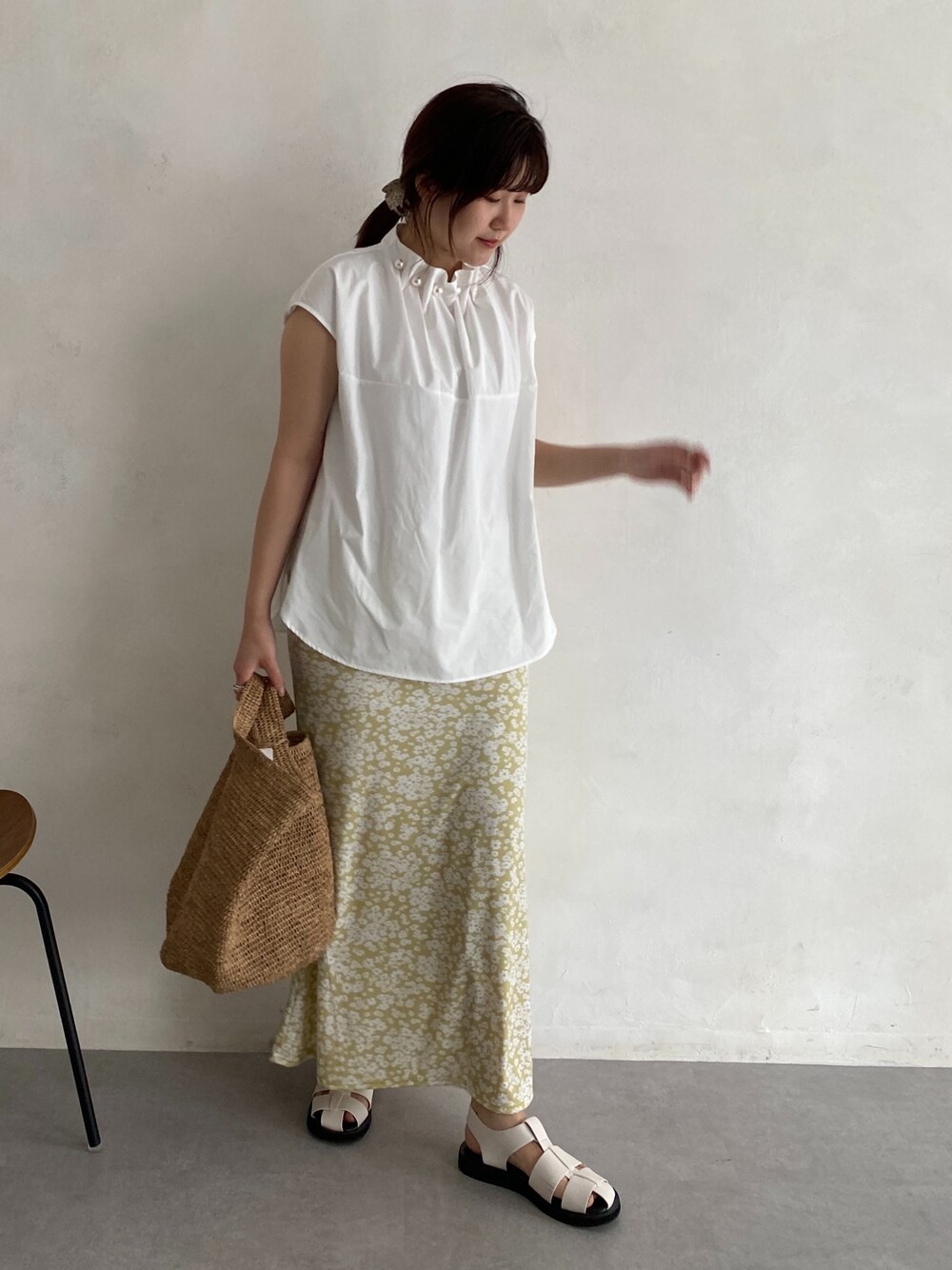 ホワイト系のシャツ/ブラウス、イエロー系のスカート、ブラック系のその他シューズを着用したレディースの春コーディネートの5枚目の写真