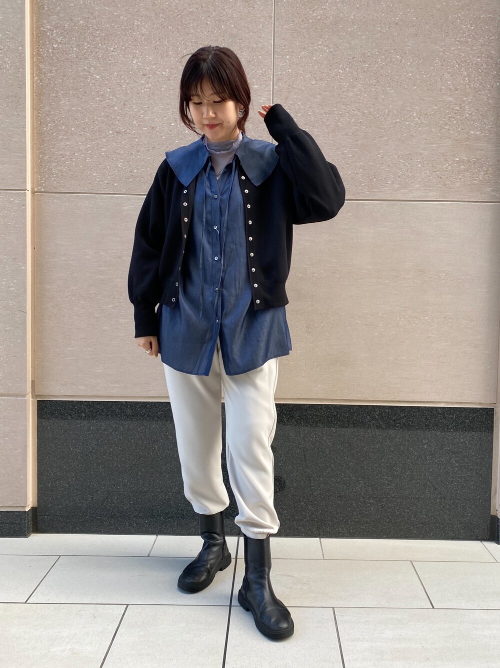 ブラック系のカーディガン/ボレロ、ブルー系のシャツ/ブラウス、グレー系のTシャツ/カットソーを着用したレディースの冬コーディネートの2枚目の写真