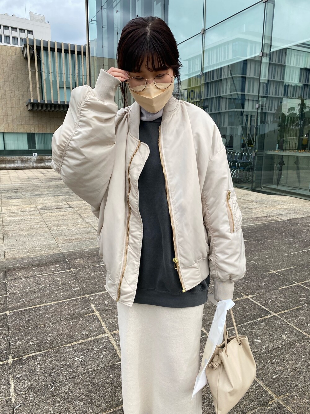 ホワイト系のスカートを着用したレディースの春コーディネートの3枚目の写真