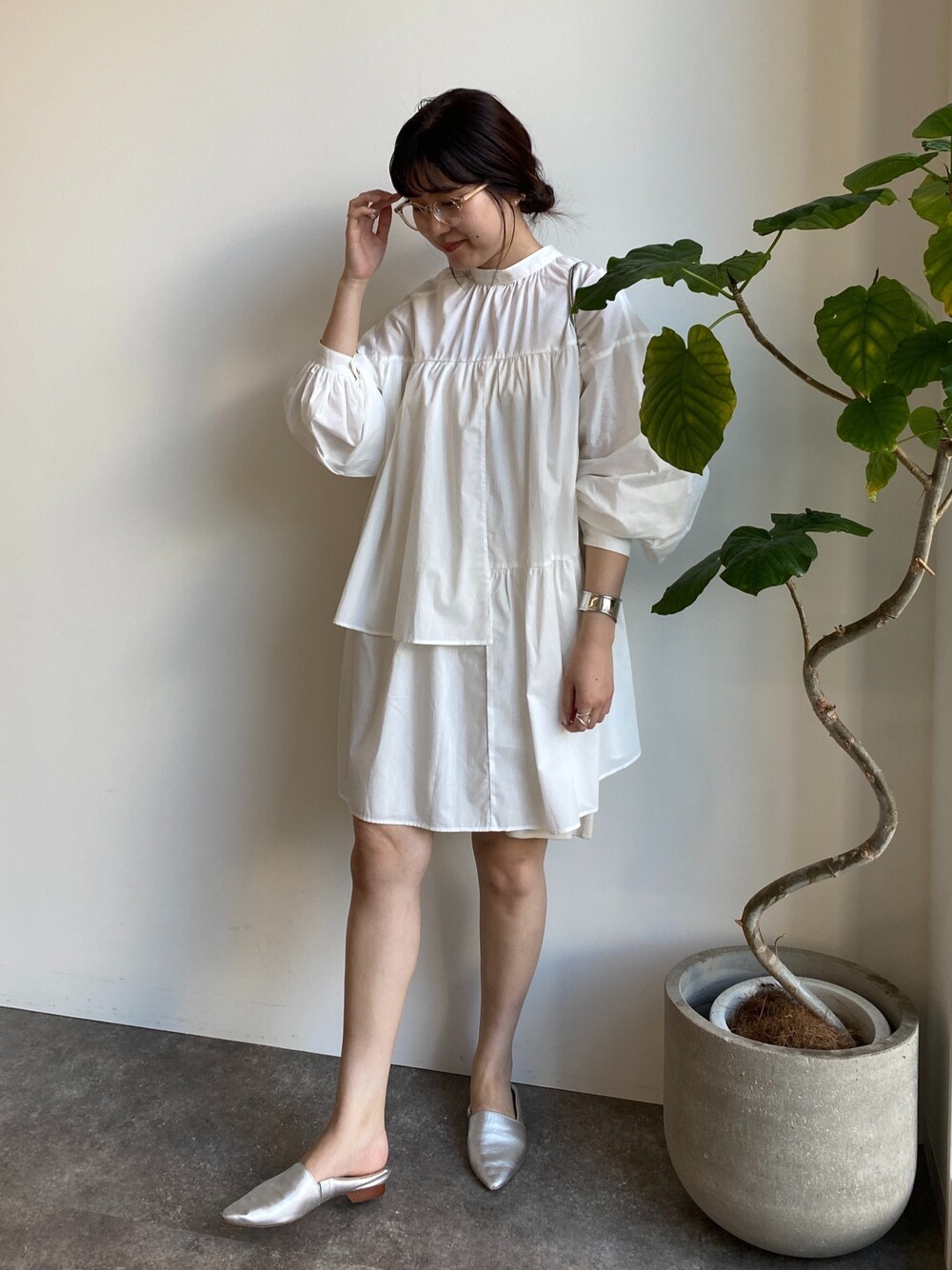 シルバー系のトートバッグ、ベージュ系のつなぎ/オールインワン、シルバー系のブレスレットを着用したレディースの春コーディネートの2枚目の写真