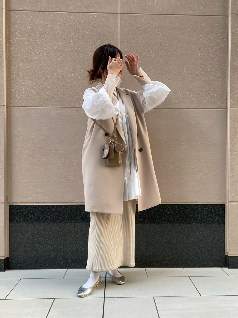 ベージュ系のベスト、ホワイト系のシャツ/ブラウス、ホワイト系のTシャツ/カットソーを着用したレディースの冬コーディネートの3枚目の写真