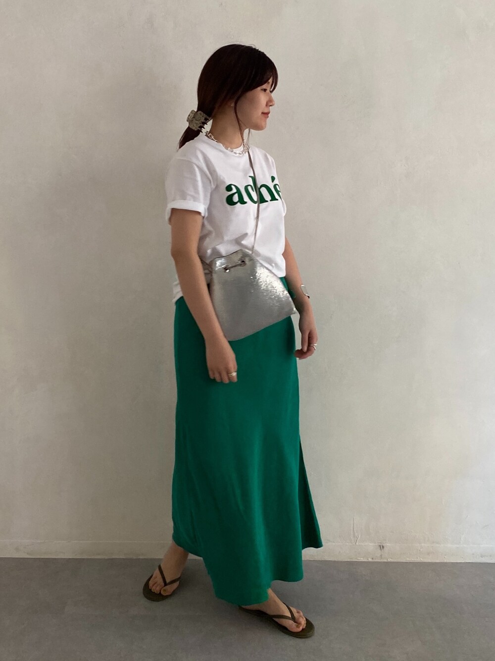 ホワイト系のTシャツ/カットソー、シルバー系のトートバッグ、グリーン系のスカートを着用したレディースの春コーディネートの2枚目の写真