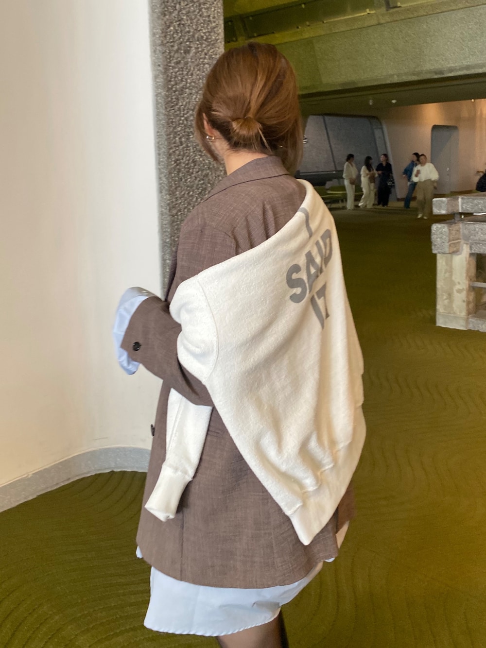 ブラウン系のテーラードジャケット、ブルー系のシャツ/ブラウス、ホワイト系のTシャツ/カットソーを着用したレディースの春コーディネートの1枚目の写真